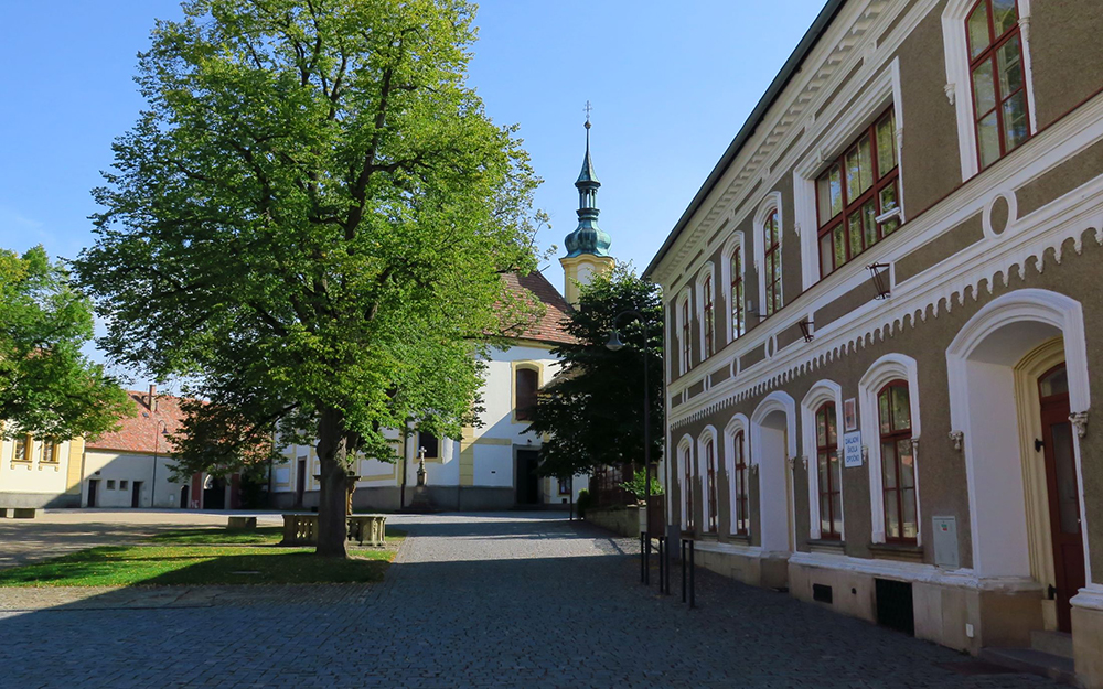 Kostel s hrobkou