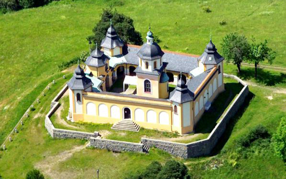 Kov cesta od kaple